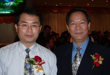 2005年巫朝晖先生应邀出席当地潮州商会纪念活动时,与中华人民共和国驻澳洲悉尼总领事馆总领事(大使衔)邱少芳先生合影。