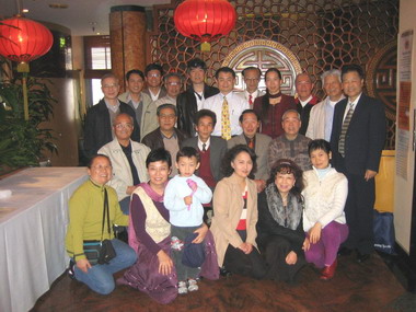 2006年澳洲彩虹鹦国际作家笔会在悉尼邀请当地八个文学组织参加缅怀诗人屈原座谈会,会后合影。