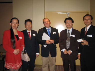 2007年澳洲彩虹鹦国际作家笔会副会长美祉小姐、荣誉会长巫逖先生、澳洲最大网上商城董事长 Paul Greenbourg 先生、澳洲彩虹鹦国际作家笔会会长巫朝晖先生、及海富进出口公司董事长 David L Huang 先生。