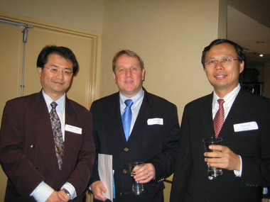 2007年巫朝晖先生出席澳洲当地活动时,与澳洲最大网上商城董事长 Paul Greenbourg 先生,及海富进出口公司董事长 David L Huang 先生合影。