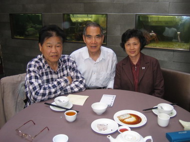 2006年澳洲彩虹鹦国际作家笔会荣誉会长巫逖先生与澳洲阿得雷德华人作家冯剑文伉俪在悉尼会面。