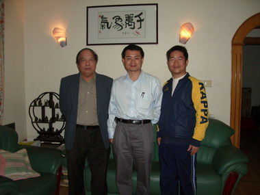 2007年澳洲彩虹鹦国际作家笔会理事曾庆怀先生、巫朝晖先生及季刊编辑曾亢先生在深圳会面。