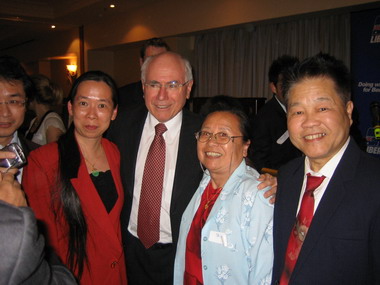 2007年9月约翰·霍华德总理(中)在任时和澳洲彩虹鹦国际作家笔会荣誉会长巫逖伉俪及副会长美祉小姐(左二) 、巫朝晖先生(左)合影