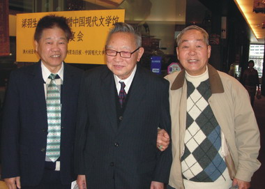 2005年澳洲彩虹鹦国际作家笔会荣誉会长巫逖先生及悉尼著名诗人、著名武侠小说大家梁羽生先生与笔会会员陈德标先生在澳洲悉尼。