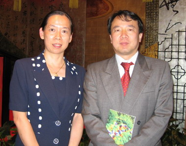 2006年澳洲彩虹鹦国际作家笔会副会长兼季刊副总编美祉小姐应邀出席中华人民共和国驻澳洲悉尼总领事馆举办的欢送前任文化参赞尹亚利先生告别会,与接任文化参赞李建钢先生合影。