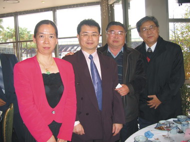 2005年澳洲彩虹鹦国际作家笔会副会长美祉小姐、巫朝晖先生、悉尼古诗词协会作家李景麟先生及乔会长在悉尼。