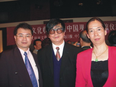 2005年巫朝晖先生和(中国)中华民主文化促进会驻澳大利亚代表处 首席代表、澳大利亚中华民族文化促进会会长何孔周先生,及澳洲彩虹鹦国际作家笔会副会长美祉小姐在悉尼。