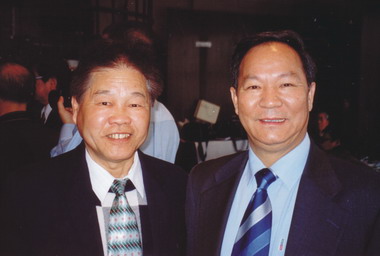 2006年澳洲彩虹鹦国际作家笔会荣誉会长巫逖先生，与中华人民共和国驻澳洲悉尼总领事馆总领事（大使衔）邱少芳先生合影。