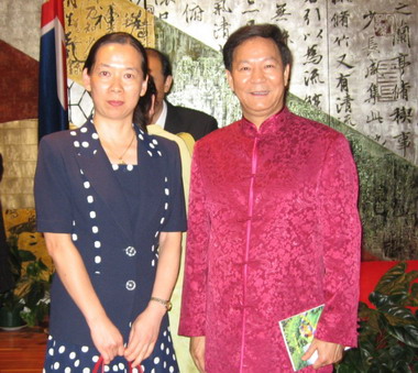 2006年澳洲彩虹鹦国际作家笔会副会长兼季刊副总编美祉小姐(左),与中华人民共和国驻澳洲悉尼总领事馆总领事(大使衔)邱少芳先生(右)合影。