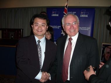 2007年9月澳洲彩虹鹦国际作家笔会会长巫朝晖先生应邀出席澳洲国家第一领导人约翰·霍华德总理(在任时)举办的特邀酒会。