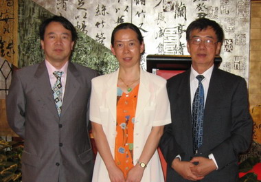 2006年澳洲彩虹鹦国际作家笔会副会长兼季刊副总编美祉小姐应邀出席中华人民共和国驻澳洲悉尼总领事馆举办的欢送前任文化参赞尹亚利先生告别会,与接任文化参赞李建钢先生 及澳洲中文作家协会秘书长、澳洲中文作家协会(中华分会)会长李明晏先生合影。