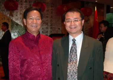 2006年巫朝晖先生(右)应邀出席中华人民共和国驻澳洲悉尼总领事馆举办的当地华侨春节联欢会,与总领事(大使衔)邱少芳先生(左)合影。