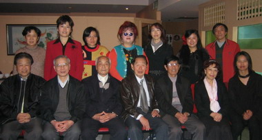 2006年澳洲彩虹鹦国际作家笔会荣誉会长巫逖先生与悉尼其他文学组织聚会。