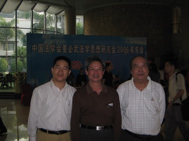 澳洲彩虹鹦国际作家笔会理事曾庆怀先生(右)及会员曾亢先生(右)与河北法学专家徐麟教授在深圳会面。